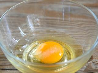 2、出游便当盒—带上便当野餐去啊,碗中打入一个鸡蛋，加入半勺盐、少量清水（炒蛋更嫩滑）后搅拌备用。