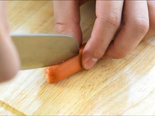 3、出游便当盒—带上便当野餐去啊,脆皮肠划开（底部留1cm左右不要切断）备用。