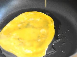 4、出游便当盒—带上便当野餐去啊,油烧至6成热，中火入鸡蛋炒熟（火一定不要太大）。