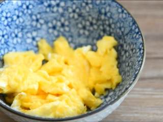 5、出游便当盒—带上便当野餐去啊,盛出备用。