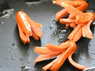 6、出游便当盒—带上便当野餐去啊,留底油入脆皮肠，小火慢煎，不要过多翻动。