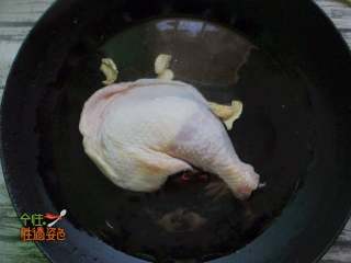 2、口水鸡,鸡腿洗干净放入冷水、姜片，热水绰掉血沫捞出