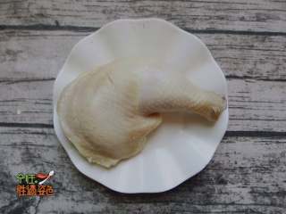 3、口水鸡,捞出鸡腿待用