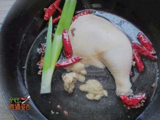 4、口水鸡,鸡腿放入冷水，姜片，葱段，花椒，干辣椒烧开后转小火煮五分钟，再关火焖熟，大约十五分钟左右。