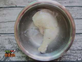 5、口水鸡,之后鸡腿捞出来，放到冰水里冰镇一下！水如果漫不过鸡腿的话要手动翻个面，主要多冰一下鸡皮