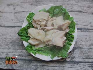 6、口水鸡, 把鸡腿斩块摆盘。