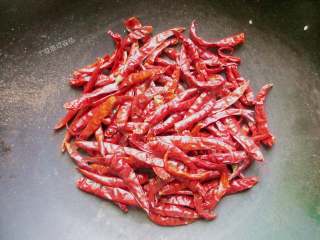 7、口水鸡,干辣椒用水冲刷掉浮灰，记得要把水份吹干，然后放入无油无水的锅内翻炒出水分，小火大概2分钟