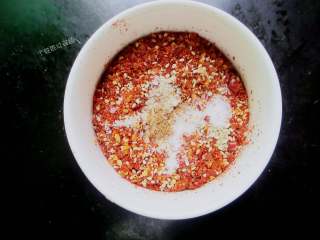 9、口水鸡,辣椒粉里放入鸡粉、盐、熟芝麻、胡椒粉，搅拌均匀