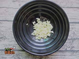 11、口水鸡,准备一把蒜末