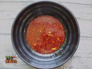 12、口水鸡,放入生抽、醋、盐、糖、香油、炸好的辣椒油，拌匀