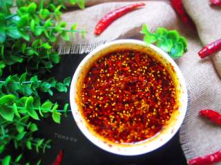 10、口水鸡,热锅下油，小火烧热，下姜片、八角、花椒烧开，捡去香料扔掉；将油分批倒入预备好的大碗中，用筷子搅拌一下