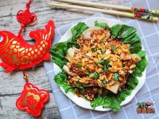 13、口水鸡,在鸡肉上撒上花生碎，把调好的红油淋到切好的鸡肉上，撒上葱碎，开吃吧！