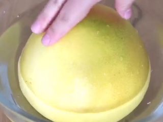 1、柚皮糖,用清水加盐把柚子洗干净