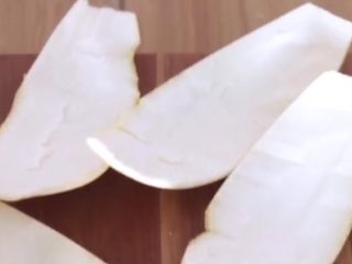 2、柚皮糖,把柚子皮切出来，去掉大部分白色部分