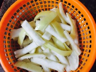 3、柚皮糖,切细条用清水泡2天，每天都得换水