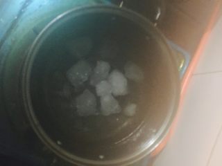 4、柚皮糖,泡好之后沥干备用，然后500g清水加200g冰糖烧开