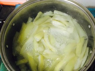 5、柚皮糖,加入柚子皮慢慢熬