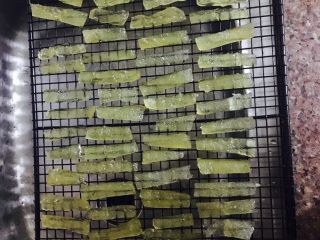 8、柚皮糖,用筷子夹出来晾凉