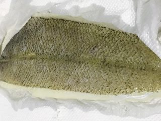 1、烧比目鱼柳,比目鱼柳洗净，用厨房用纸吸干水分。