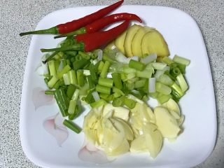 2、烧比目鱼柳,准备好葱段，姜片，蒜片，小红辣椒。