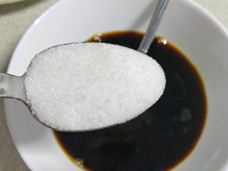 4、烧比目鱼柳,加入一汤匙糖。