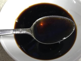 5、烧比目鱼柳,一汤匙料酒。