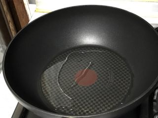 6、烧比目鱼柳,锅里热油。