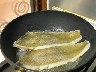 7、烧比目鱼柳,煎一下鱼柳。