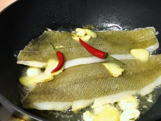 9、烧比目鱼柳,下入小红辣椒。