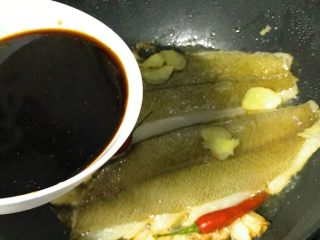 11、烧比目鱼柳,倒入调好的酱汁。