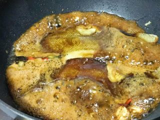 13、烧比目鱼柳,收一下汤汁，鱼柳入味。