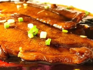 14、烧比目鱼柳,出锅享用。