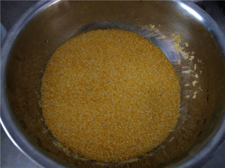 2、粗粮细作的酸甜果干小窝窝,将玉米细渣放入容器内