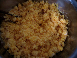 4、粗粮细作的酸甜果干小窝窝,搅拌均匀