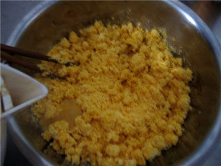 5、粗粮细作的酸甜果干小窝窝,然后将开水倒入面粉里，边倒边用筷子搅拌均匀