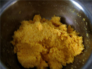 6、粗粮细作的酸甜果干小窝窝,和成松散的面团