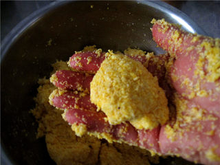 7、粗粮细作的酸甜果干小窝窝,面团的干湿程度为：用手将面团攥紧后松开不散为佳