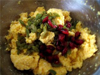 8、粗粮细作的酸甜果干小窝窝,将清洗干净的葡萄干、蔓越莓放入面团里。