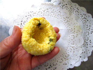 11、粗粮细作的酸甜果干小窝窝,用拇指在下面挤压出个窝，小窝头就做好了