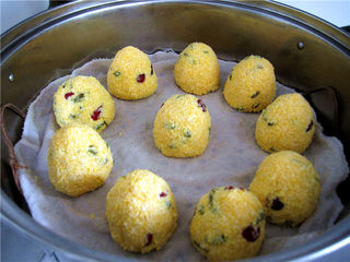 12、粗粮细作的酸甜果干小窝窝,将做好的窝头放入铺好屉布的笼屉上