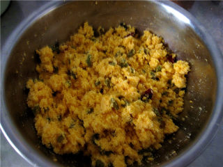 9、粗粮细作的酸甜果干小窝窝,搅拌均匀