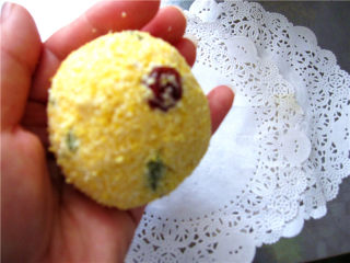 10、粗粮细作的酸甜果干小窝窝,用手拿起适量的面团团成圆锥形