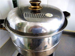 13、粗粮细作的酸甜果干小窝窝,上蒸锅进行蒸制，上汽后蒸制15分钟即可。