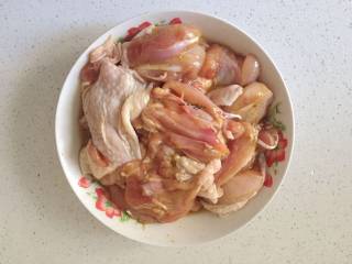 4、自制风味炸鸡,拌匀腌制鸡腿肉，冰箱冷藏，腌制一夜
