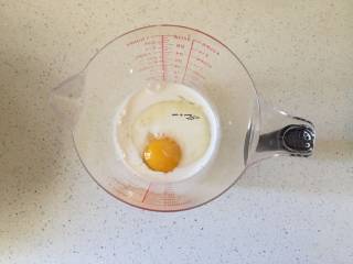 5、自制风味炸鸡,鸡蛋和牛奶加入容器中