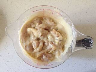 7、自制风味炸鸡,把腌制好的鸡腿肉加进去，裹匀