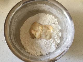 8、自制风味炸鸡,放入裹粉中，揉6次左右，表面沾满面粉