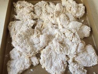 9、自制风味炸鸡,抖去多余的面粉，全部准备好