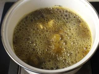 10、自制风味炸鸡,油锅加热到七成热左右，入鸡排炸制3—4分种左右，捞出控油