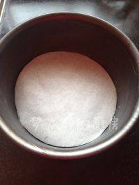 1、致命巧克力,六寸模具底下垫油纸，两侧抹上黄油，以便烘焙结束后容易脱模。